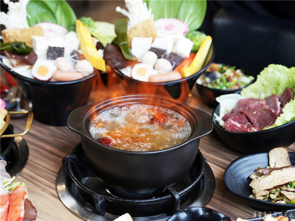 【苗栗竹南。美食】『深坑什麼鍋-竹南博愛店』百元起鍋物爽吃一波!部隊鍋、全酒烏骨雞、火烤兩吃一次滿足! @傻蛋夫妻生活札記 【苗栗竹南。美食】『深坑什麼鍋-竹南博愛店』百元起鍋物爽吃一波!部隊鍋、全酒烏骨雞、火烤兩吃一次滿足! @傻蛋夫妻生活札記