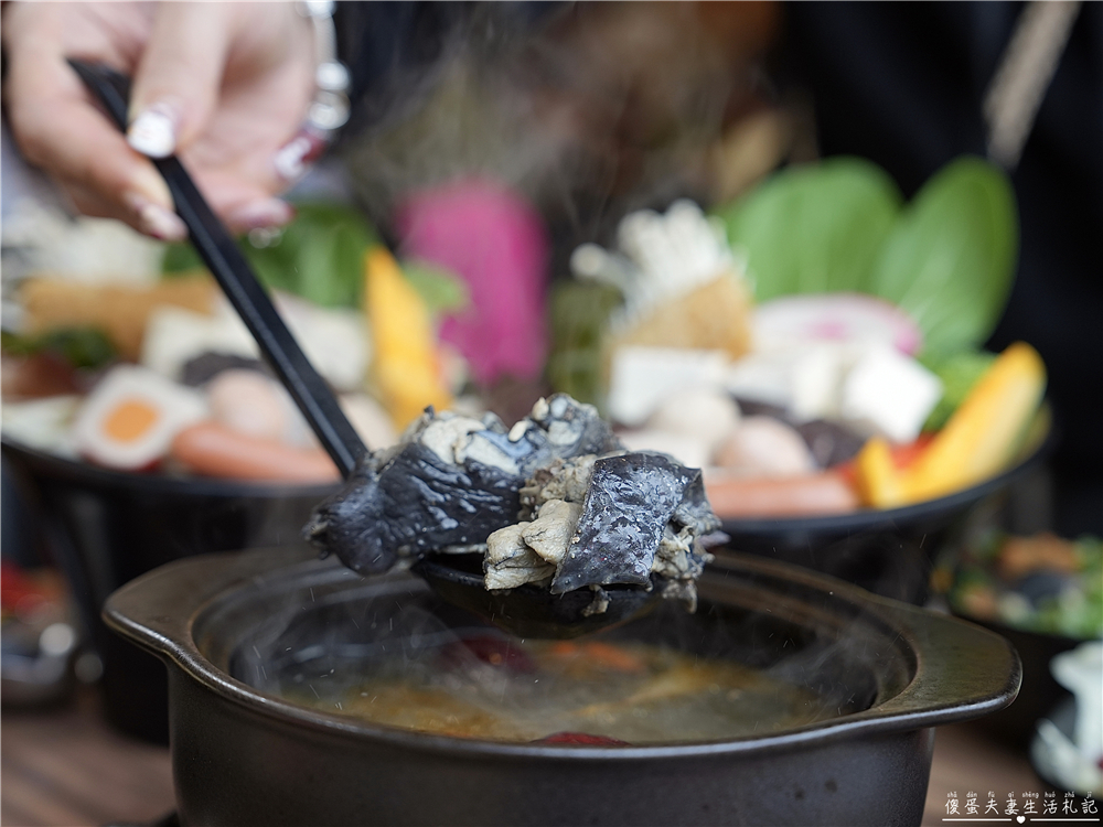【苗栗竹南。美食】『深坑什麼鍋-竹南博愛店』百元起鍋物爽吃一波！部隊鍋、全酒烏骨雞、火烤兩吃一次滿足！ @傻蛋夫妻生活札記