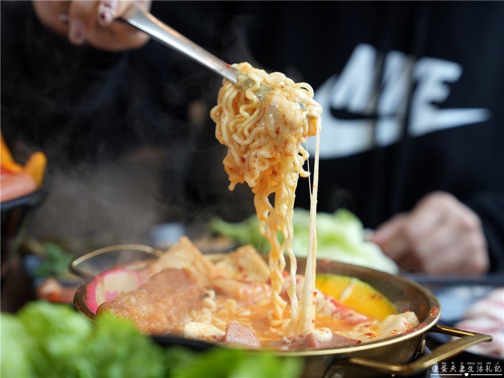 【苗栗竹南。美食】『深坑什麼鍋-竹南博愛店』百元起鍋物爽吃一波！部隊鍋、全酒烏骨雞、火烤兩吃一次滿足！ @傻蛋夫妻生活札記