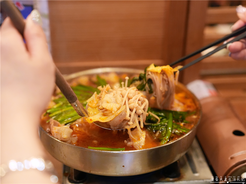 【日本福岡美食】『博多もつ鍋前田屋總本店』在地高人氣!福岡必吃超人氣牛腸鍋! @傻蛋夫妻生活札記 【日本福岡美食】『博多もつ鍋前田屋總本店』在地高人氣!福岡必吃超人氣牛腸鍋! @傻蛋夫妻生活札記