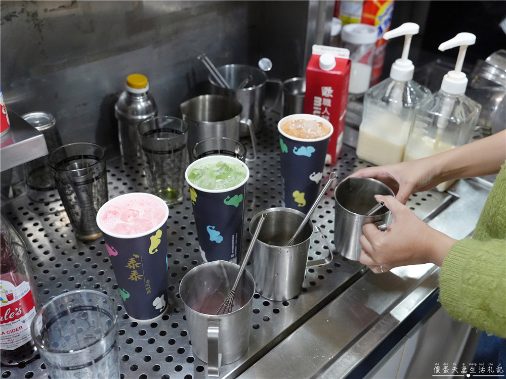 【苗栗市美食】『泰泰。泰式奶茶』香濃手標奶茶+13分糖甜爆挑戰！火旁人市集的超夯泰式飲品店！ @傻蛋夫妻生活札記