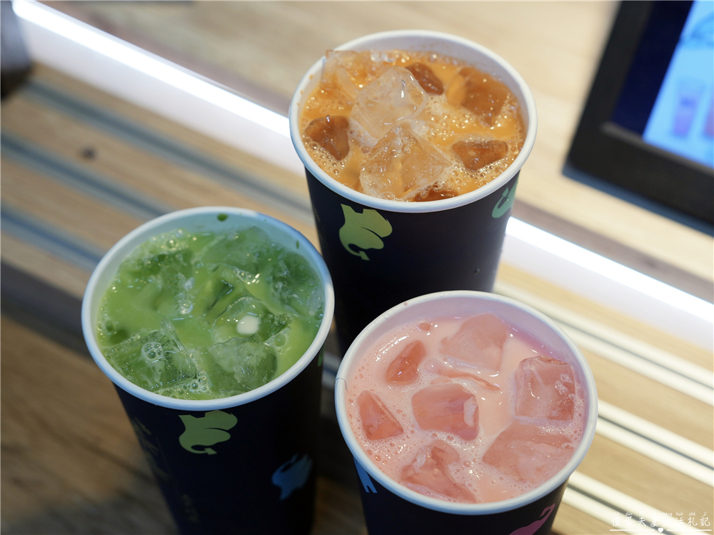 【苗栗市美食】『泰泰。泰式奶茶』香濃手標奶茶+13分糖甜爆挑戰！火旁人市集的超夯泰式飲品店！ @傻蛋夫妻生活札記