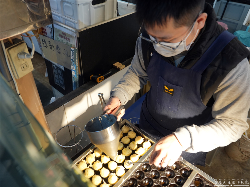【苗栗市美食】『阿寶章魚燒』口感酥脆無敵！連煎帶炸的超猛好吃章魚燒！火旁人市集內的秘密美食~ @傻蛋夫妻生活札記