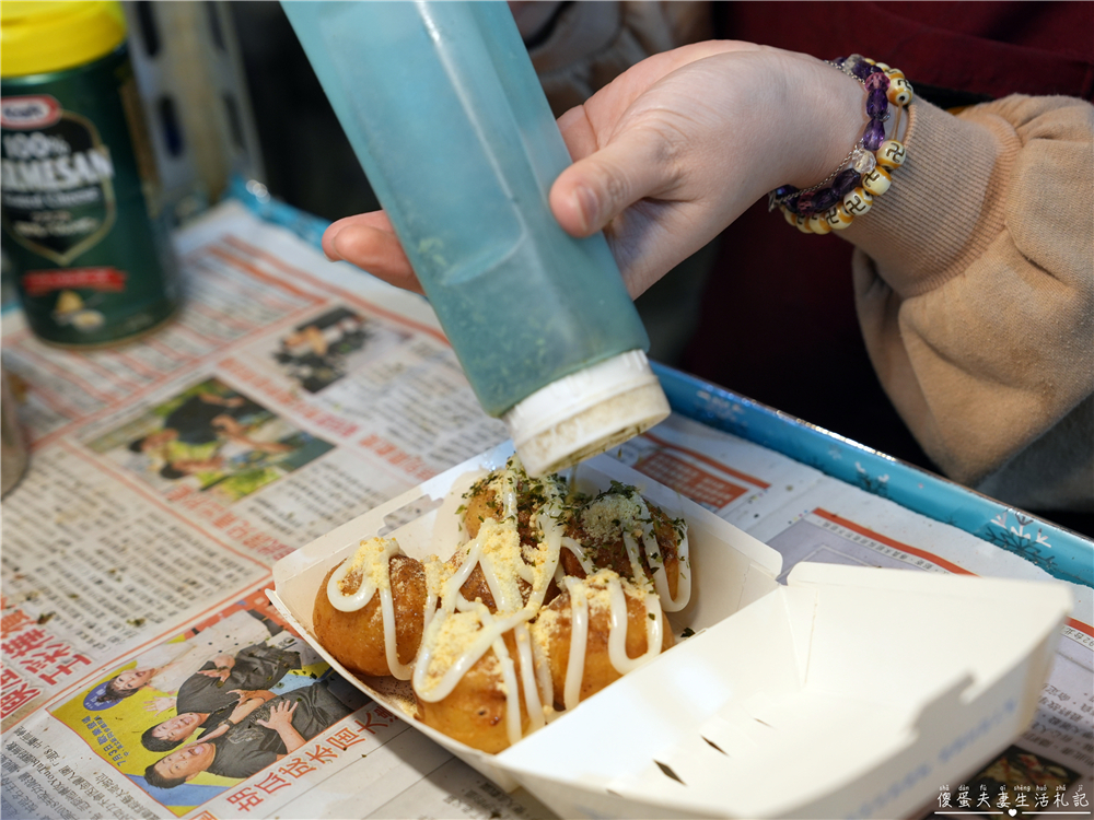 【苗栗市美食】『阿寶章魚燒』口感酥脆無敵！連煎帶炸的超猛好吃章魚燒！火旁人市集內的秘密美食~ @傻蛋夫妻生活札記