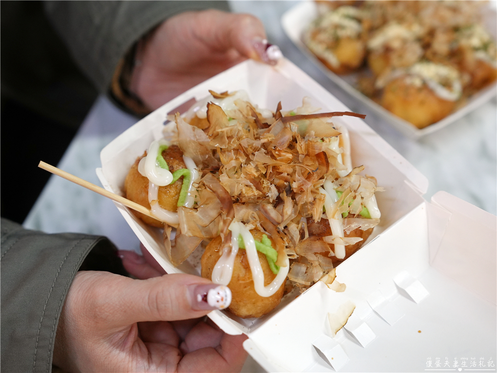 【苗栗市美食】『阿寶章魚燒』口感酥脆無敵！連煎帶炸的超猛好吃章魚燒！火旁人市集內的秘密美食~ @傻蛋夫妻生活札記