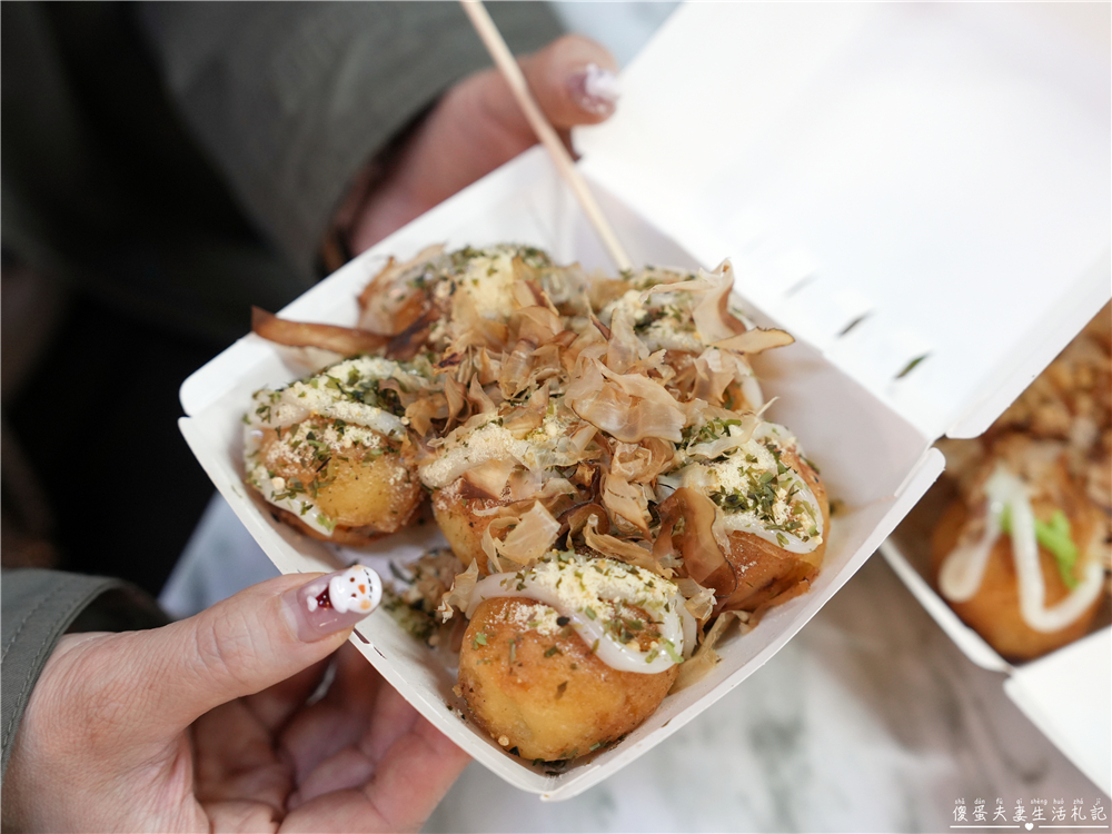 【苗栗市美食】『阿寶章魚燒』口感酥脆無敵！連煎帶炸的超猛好吃章魚燒！火旁人市集內的秘密美食~ @傻蛋夫妻生活札記