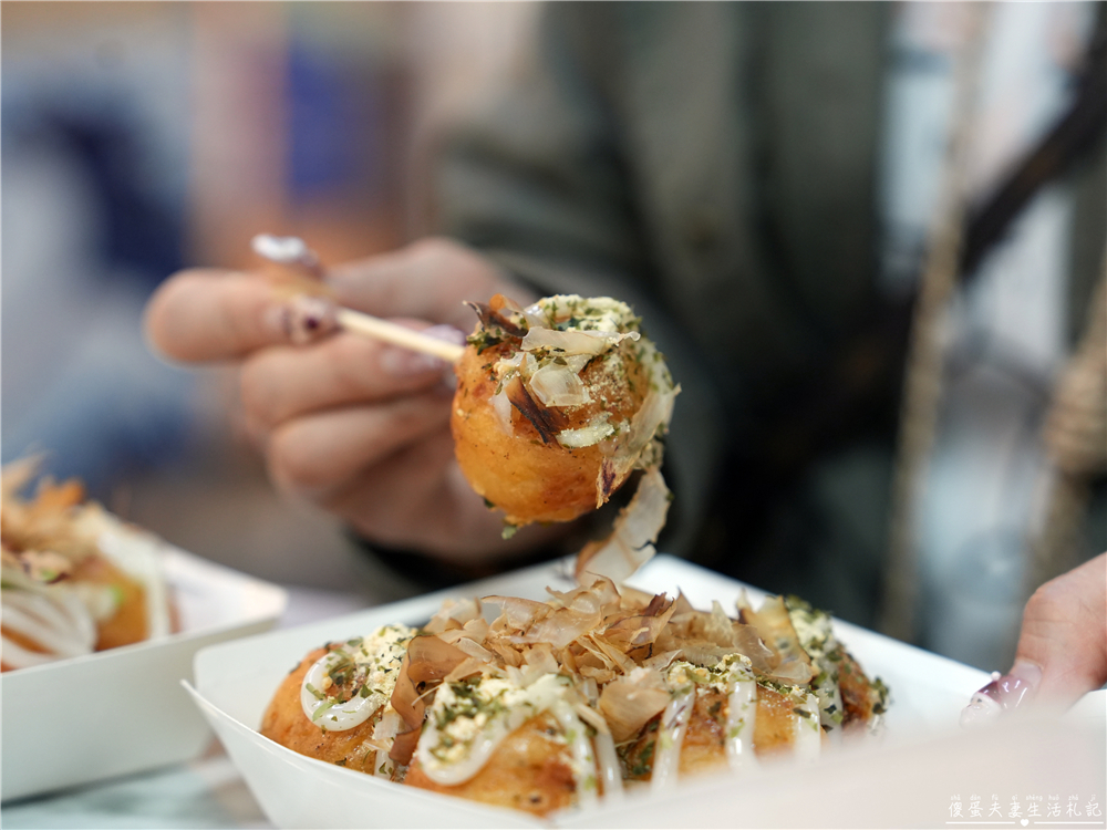 【苗栗市美食】『阿寶章魚燒』口感酥脆無敵！連煎帶炸的超猛好吃章魚燒！火旁人市集內的秘密美食~ @傻蛋夫妻生活札記