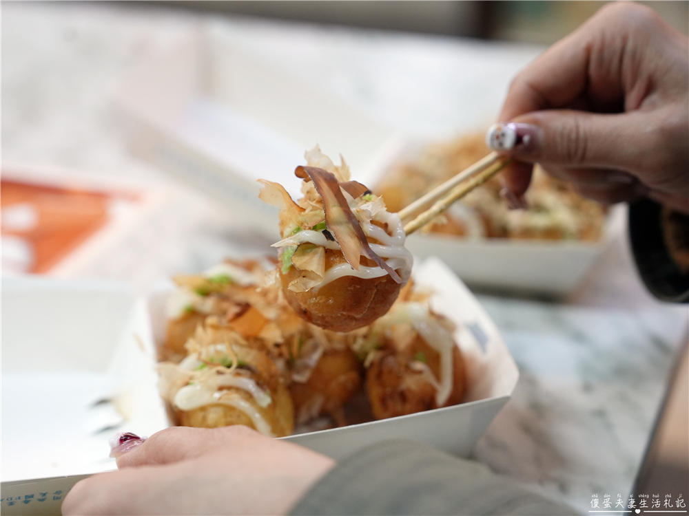 【苗栗市美食】『阿寶章魚燒』口感酥脆無敵！連煎帶炸的超猛好吃章魚燒！火旁人市集內的秘密美食~ @傻蛋夫妻生活札記