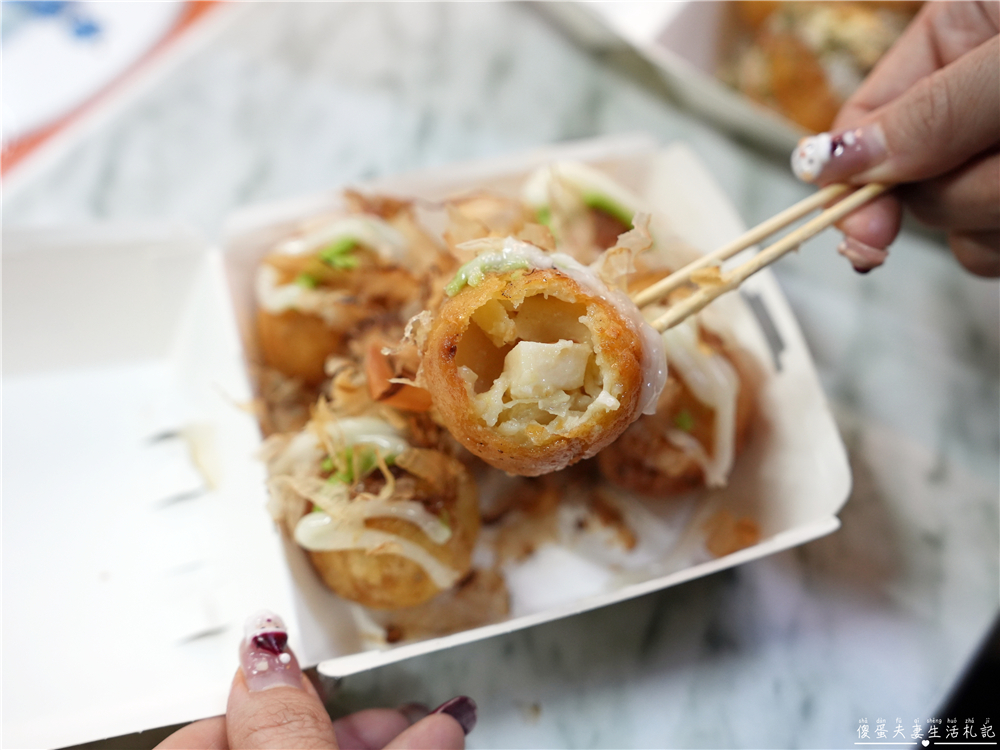 【苗栗市美食】『阿寶章魚燒』口感酥脆無敵！連煎帶炸的超猛好吃章魚燒！火旁人市集內的秘密美食~ @傻蛋夫妻生活札記