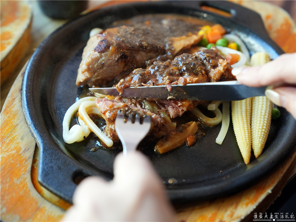 【苗栗市美食】『貴族世家mini-苗栗府東店』平價牛排選擇！牛排+自助吧吃到飽~ @傻蛋夫妻生活札記