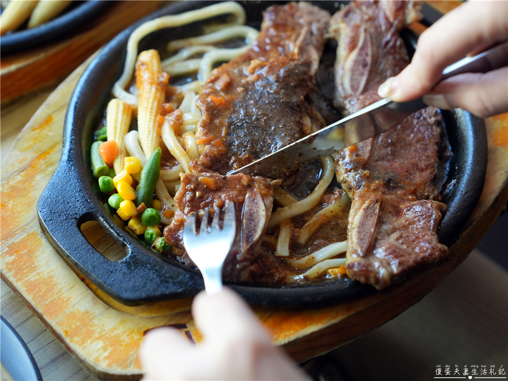 【苗栗市美食】『貴族世家mini-苗栗府東店』平價牛排選擇！牛排+自助吧吃到飽~ @傻蛋夫妻生活札記