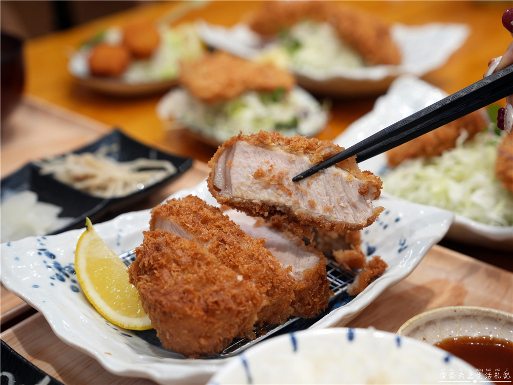 【苗栗市美食】『花鳥豬排』超猛厚切酥脆炸豬排專賣！越光米飯、高麗菜絲與豚汁無限續加，外帶便當CP值更高！ @傻蛋夫妻生活札記