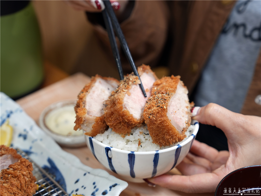 【苗栗市美食】『花鳥豬排』超猛厚切酥脆炸豬排專賣！越光米飯、高麗菜絲與豚汁無限續加，外帶便當CP值更高！ @傻蛋夫妻生活札記