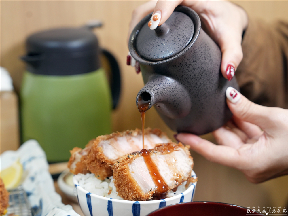 【苗栗市美食】『花鳥豬排』超猛厚切酥脆炸豬排專賣！越光米飯、高麗菜絲與豚汁無限續加，外帶便當CP值更高！ @傻蛋夫妻生活札記