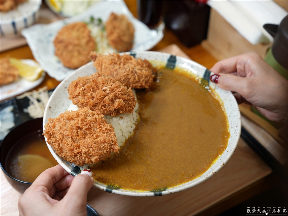 【苗栗市美食】『花鳥豬排』超猛厚切酥脆炸豬排專賣！越光米飯、高麗菜絲與豚汁無限續加，外帶便當CP值更高！ @傻蛋夫妻生活札記