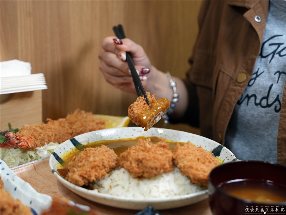 【苗栗市美食】『花鳥豬排』超猛厚切酥脆炸豬排專賣！越光米飯、高麗菜絲與豚汁無限續加，外帶便當CP值更高！ @傻蛋夫妻生活札記