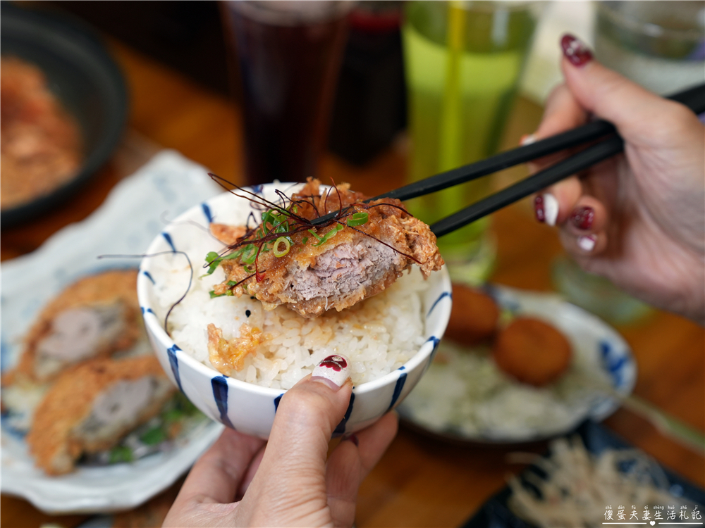 【苗栗市美食】『花鳥豬排』超猛厚切酥脆炸豬排專賣！越光米飯、高麗菜絲與豚汁無限續加，外帶便當CP值更高！ @傻蛋夫妻生活札記