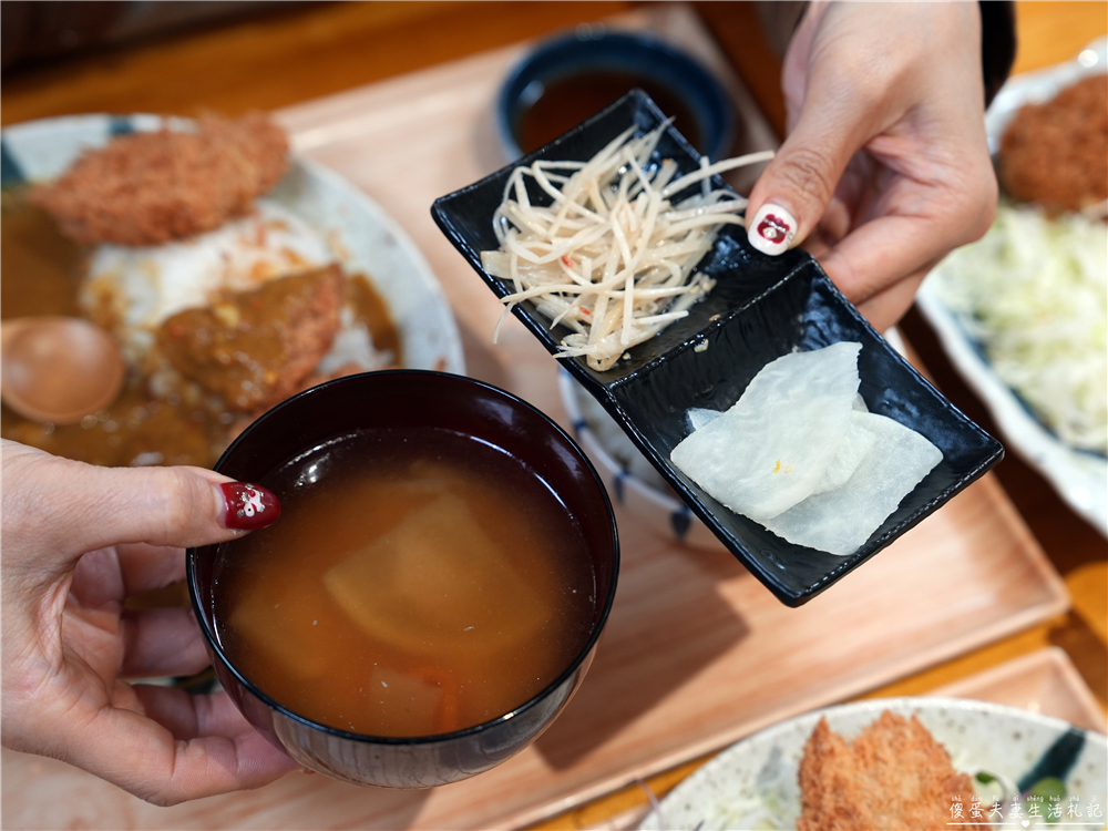 【苗栗市美食】『花鳥豬排』超猛厚切酥脆炸豬排專賣！越光米飯、高麗菜絲與豚汁無限續加，外帶便當CP值更高！ @傻蛋夫妻生活札記