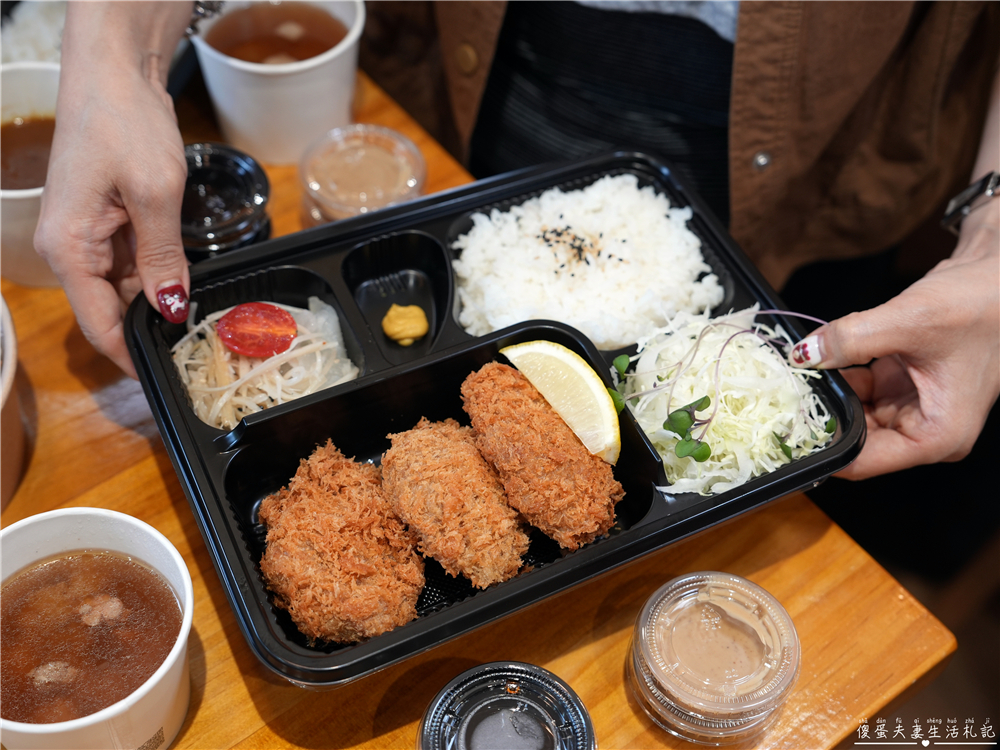 【苗栗市美食】『花鳥豬排』超猛厚切酥脆炸豬排專賣！越光米飯、高麗菜絲與豚汁無限續加，外帶便當CP值更高！ @傻蛋夫妻生活札記