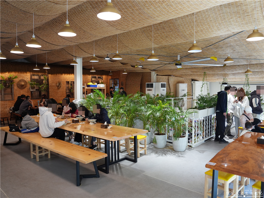 【苗栗頭份美食】『來馬食光』頭份交流道旁超人氣南洋料理！來馬烤雞強勢登場！親子寵物友善餐廳！ @傻蛋夫妻生活札記