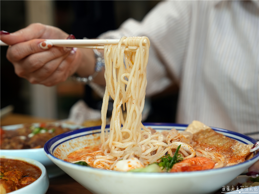 【苗栗頭份美食】『來馬食光』頭份交流道旁超人氣南洋料理！來馬烤雞強勢登場！親子寵物友善餐廳！ @傻蛋夫妻生活札記