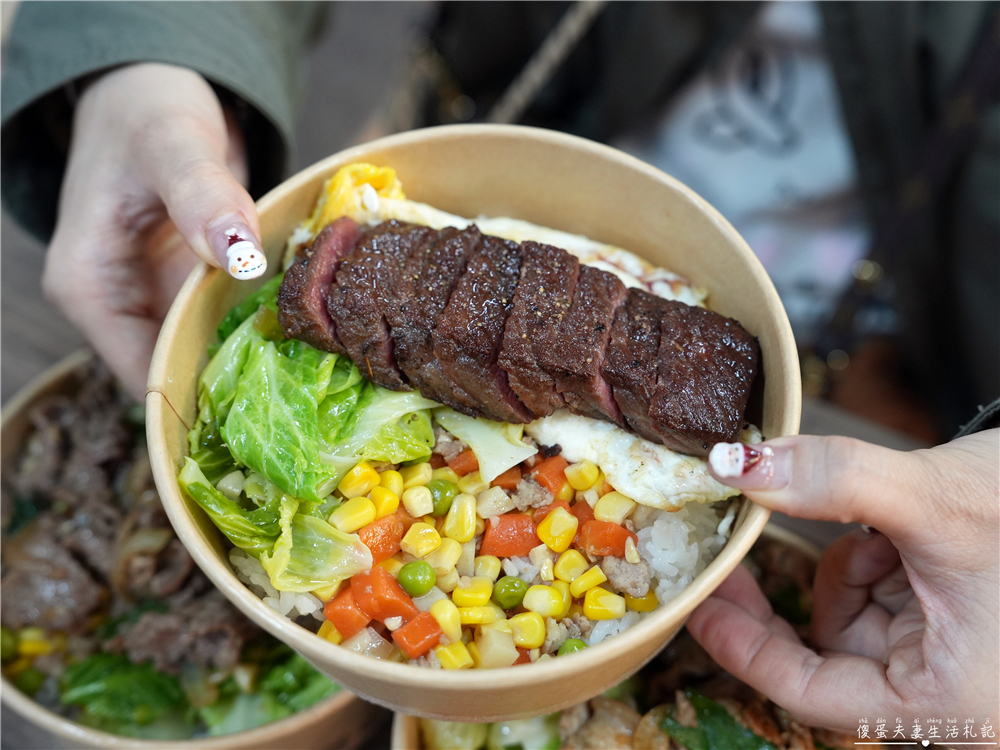 【苗栗市美食】『牛霸天小館』大口吃肉！火旁人市集裡的涮嘴熱炒系便當專賣店！ @傻蛋夫妻生活札記