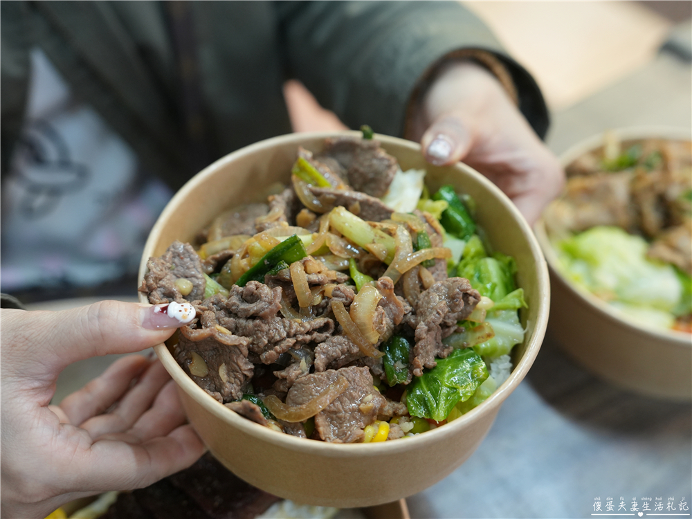 【苗栗市美食】『牛霸天小館』大口吃肉！火旁人市集裡的涮嘴熱炒系便當專賣店！ @傻蛋夫妻生活札記