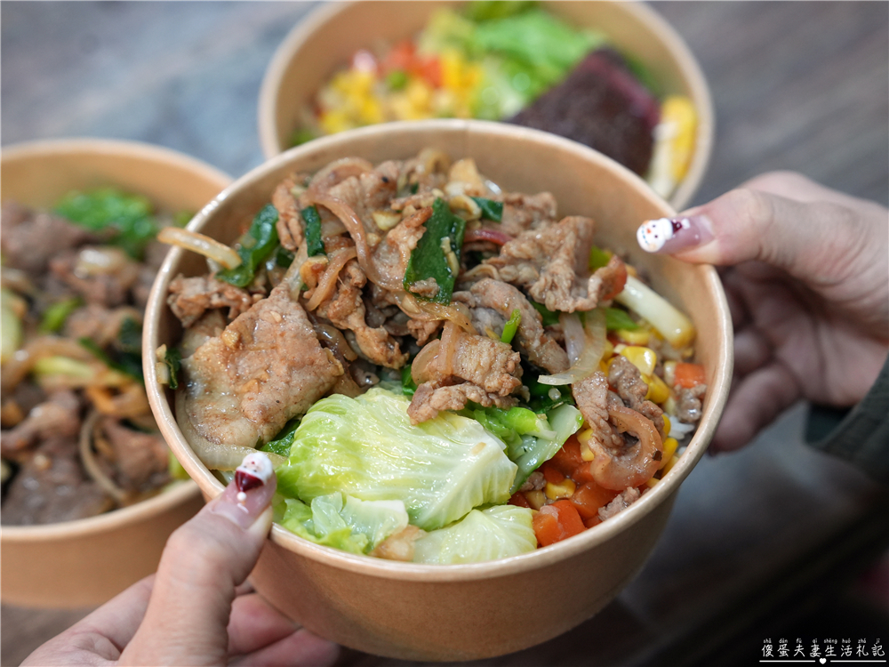 【苗栗市美食】『牛霸天小館』大口吃肉！火旁人市集裡的涮嘴熱炒系便當專賣店！ @傻蛋夫妻生活札記