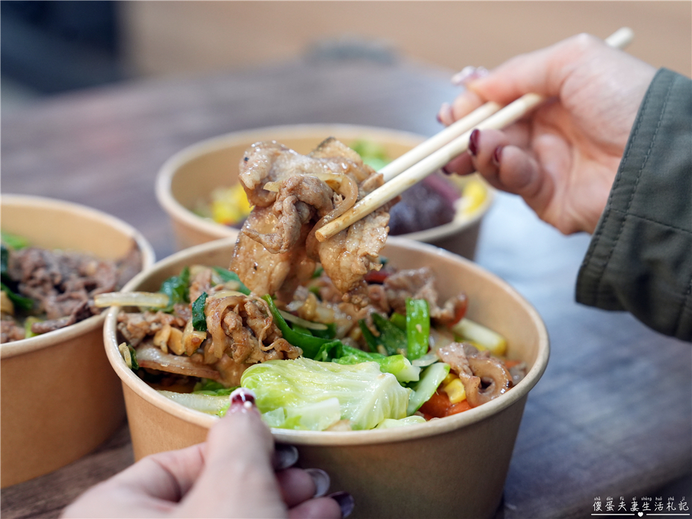 【苗栗市美食】『牛霸天小館』大口吃肉！火旁人市集裡的涮嘴熱炒系便當專賣店！ @傻蛋夫妻生活札記