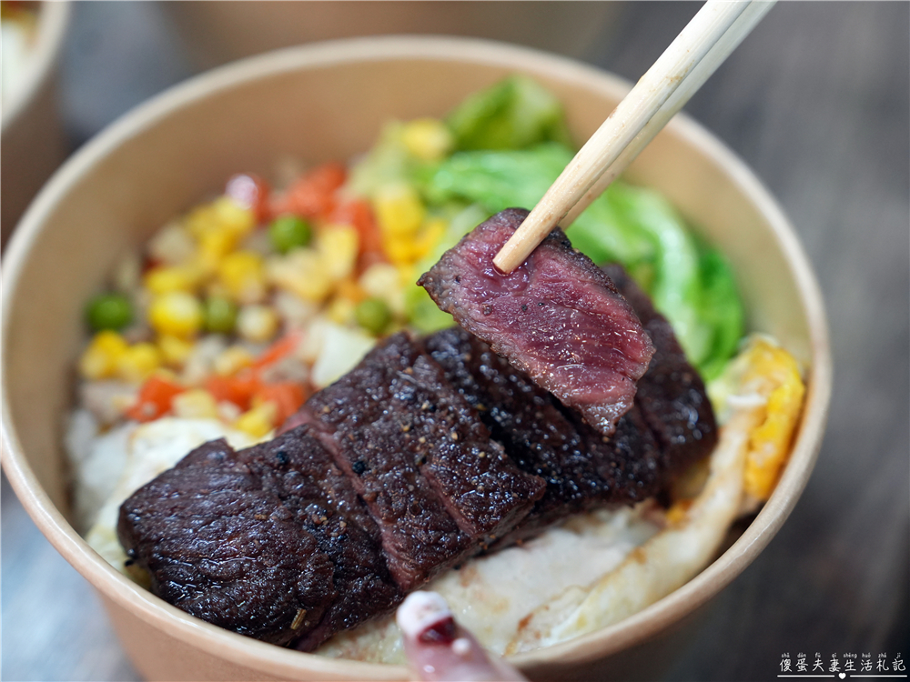 【苗栗市美食】『牛霸天小館』大口吃肉！火旁人市集裡的涮嘴熱炒系便當專賣店！ @傻蛋夫妻生活札記