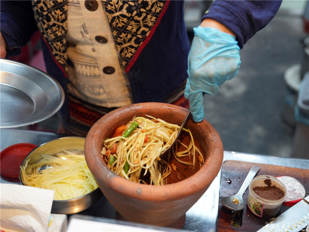 【苗栗市美食】『芳賴泰國船麵』火旁人市集的超夯泰式料理！還有可愛吸睛嘟嘟車喔~ @傻蛋夫妻生活札記