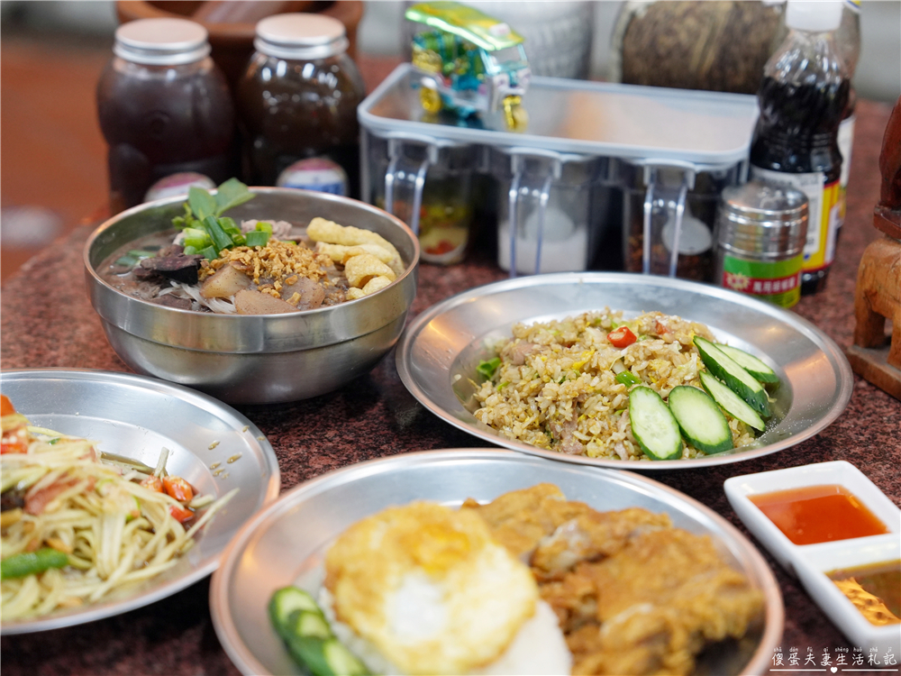 【苗栗市美食】『芳賴泰國船麵』火旁人市集的超夯泰式料理！還有可愛吸睛嘟嘟車喔~ @傻蛋夫妻生活札記