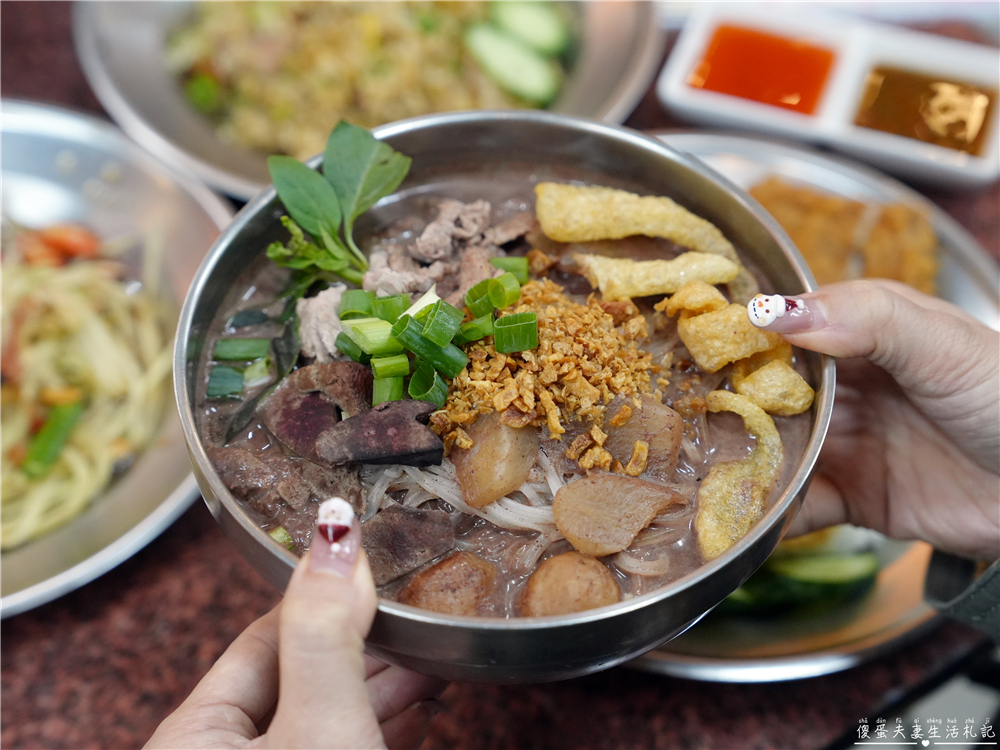 【苗栗市美食】『芳賴泰國船麵』火旁人市集的超夯泰式料理！還有可愛吸睛嘟嘟車喔~ @傻蛋夫妻生活札記