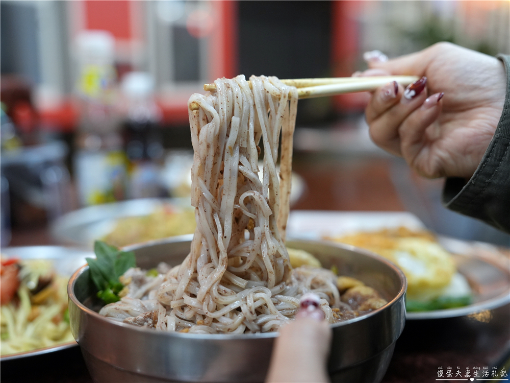 【苗栗市美食】『芳賴泰國船麵』火旁人市集的超夯泰式料理！還有可愛吸睛嘟嘟車喔~ @傻蛋夫妻生活札記
