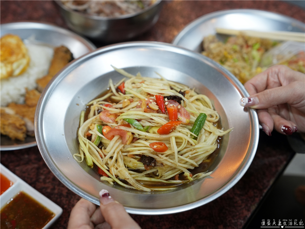 【苗栗市美食】『芳賴泰國船麵』火旁人市集的超夯泰式料理！還有可愛吸睛嘟嘟車喔~ @傻蛋夫妻生活札記