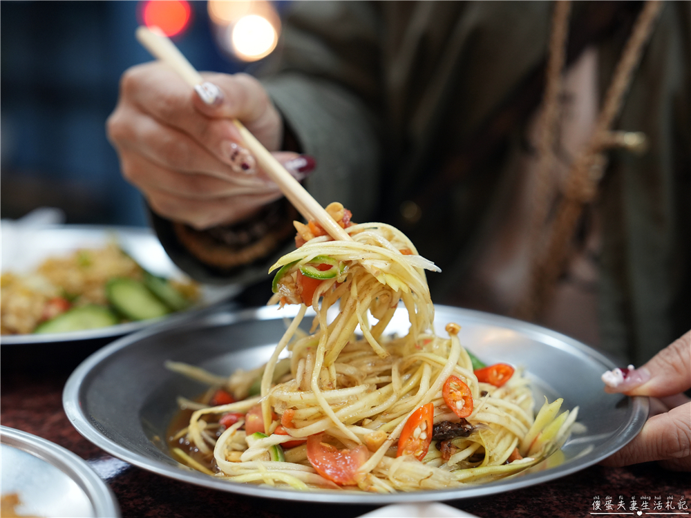 【苗栗市美食】『芳賴泰國船麵』火旁人市集的超夯泰式料理！還有可愛吸睛嘟嘟車喔~ @傻蛋夫妻生活札記