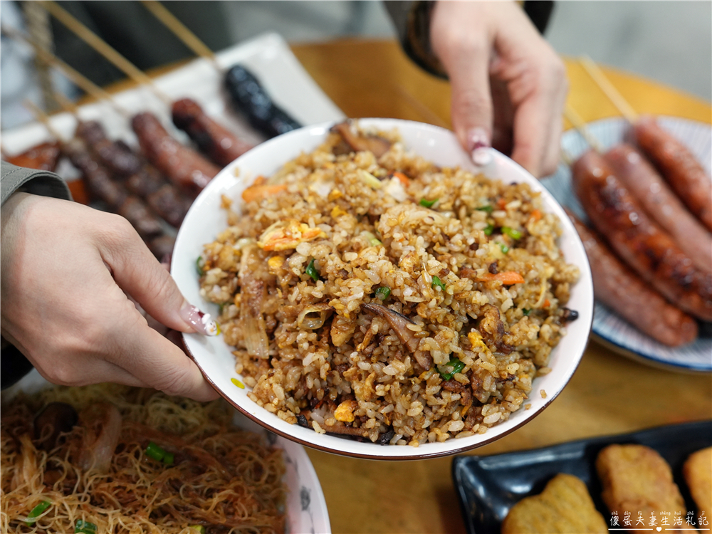 【苗栗市美食】『麒哥燒烤』串烤、炸物、炒飯全都有！火旁人市集的唯一燒烤宵夜場美食！ @傻蛋夫妻生活札記