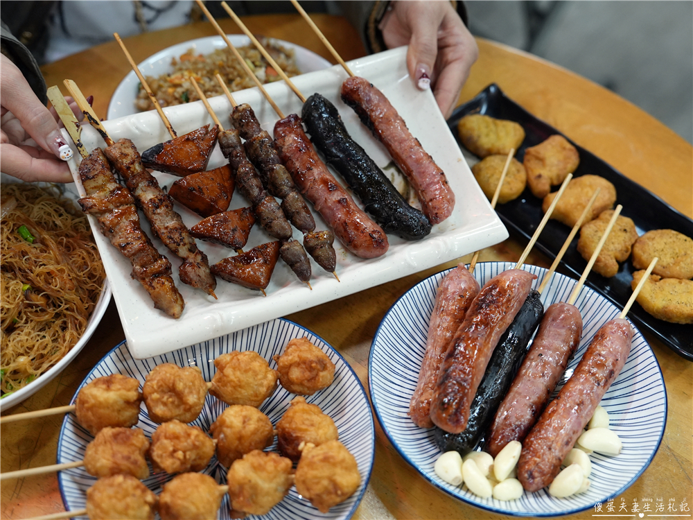 【苗栗市美食】『麒哥燒烤』串烤、炸物、炒飯全都有！火旁人市集的唯一燒烤宵夜場美食！ @傻蛋夫妻生活札記