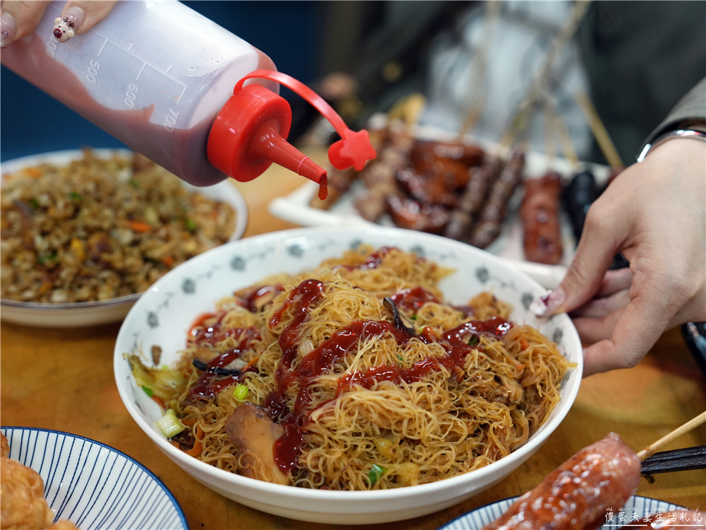 【苗栗市美食】『麒哥燒烤』串烤、炸物、炒飯全都有！火旁人市集的唯一燒烤宵夜場美食！ @傻蛋夫妻生活札記