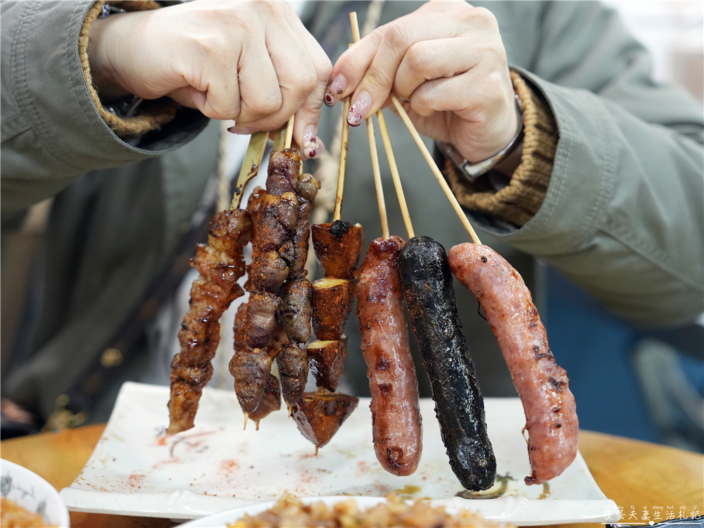 【苗栗市美食】『麒哥燒烤』串烤、炸物、炒飯全都有！火旁人市集的唯一燒烤宵夜場美食！ @傻蛋夫妻生活札記