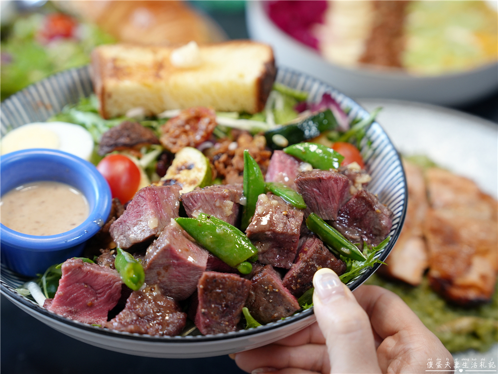 【台中西屯美食】『春三朝午』清爽登場！9oz萬牛犇騰一盆草vs燕麥優格碗！逢甲寵物友善早午餐推薦~ @傻蛋夫妻生活札記