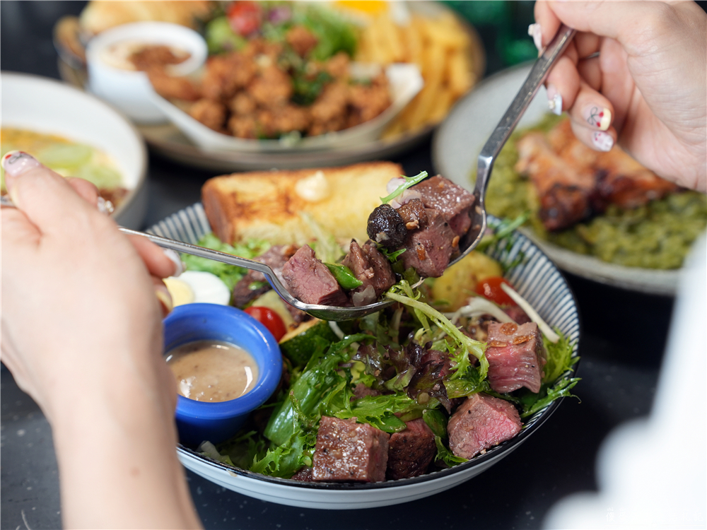 【台中西屯美食】『春三朝午』清爽登場！9oz萬牛犇騰一盆草vs燕麥優格碗！逢甲寵物友善早午餐推薦~ @傻蛋夫妻生活札記