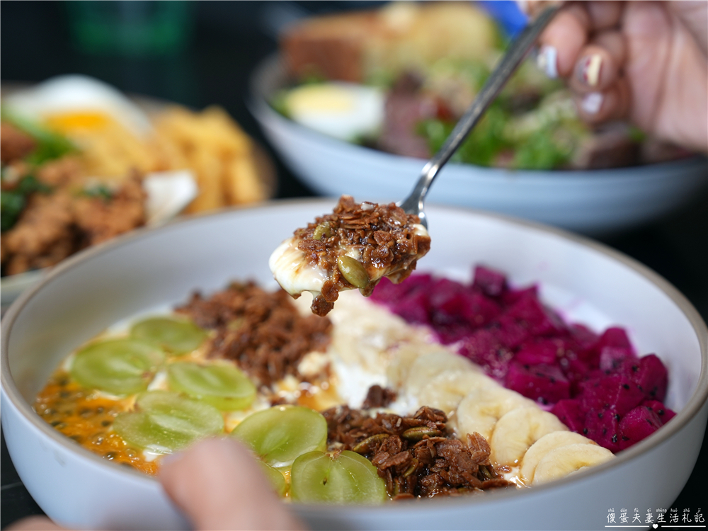 【台中西屯美食】『春三朝午』清爽登場！9oz萬牛犇騰一盆草vs燕麥優格碗！逢甲寵物友善早午餐推薦~ @傻蛋夫妻生活札記