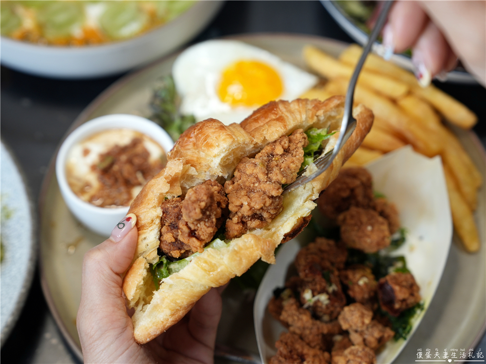 【台中西屯美食】『春三朝午』清爽登場！9oz萬牛犇騰一盆草vs燕麥優格碗！逢甲寵物友善早午餐推薦~ @傻蛋夫妻生活札記