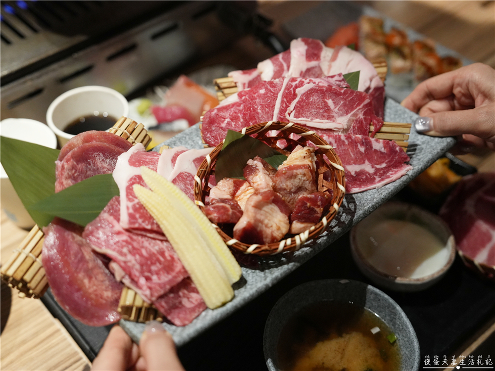 【桃園市桃園區美食】『美術系烤滿分燒肉-桃園店』日料x燒肉！超派40盎司大胃王雙人爆食餐爽吃一波！ @傻蛋夫妻生活札記