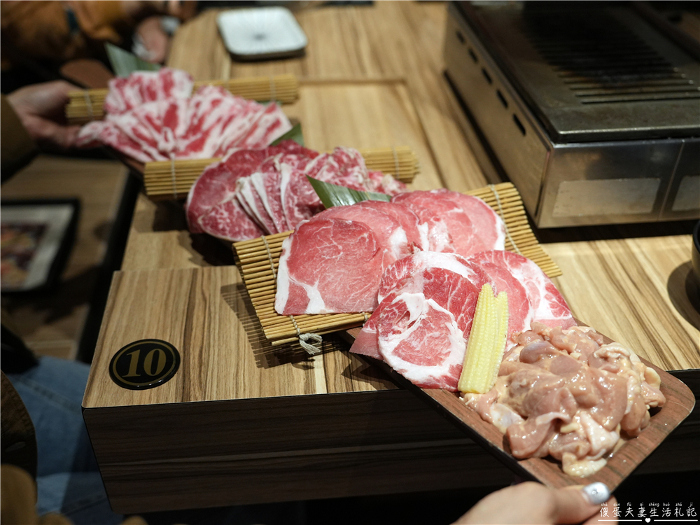 【桃園市桃園區美食】『美術系烤滿分燒肉-桃園店』日料x燒肉！超派40盎司大胃王雙人爆食餐爽吃一波！ @傻蛋夫妻生活札記