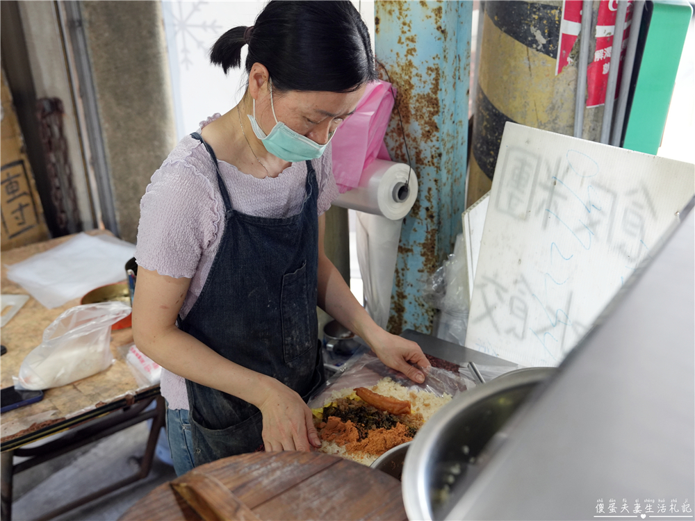 【苗栗後龍美食】『濃來傳統早午餐』在地隱藏版！新港市場的巨無霸飯糰！ @傻蛋夫妻生活札記