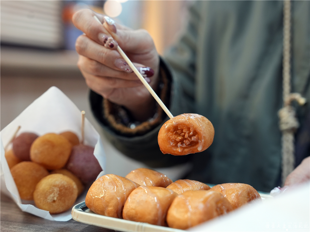 【苗栗市美食】『熊賀地瓜球-苗栗店』大人小孩都喜歡！火旁人市集裡超過十種口味的人氣地瓜球小吃！ @傻蛋夫妻生活札記