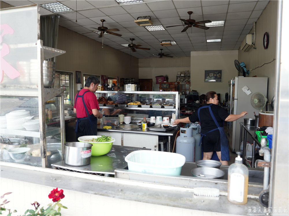 【苗栗後龍美食】『彭家滷肉飯』在地人氣小吃!滷肉飯、紅糟肉涮嘴必點! @傻蛋夫妻生活札記 【苗栗後龍美食】『彭家滷肉飯』在地人氣小吃!滷肉飯、紅糟肉涮嘴必點! @傻蛋夫妻生活札記