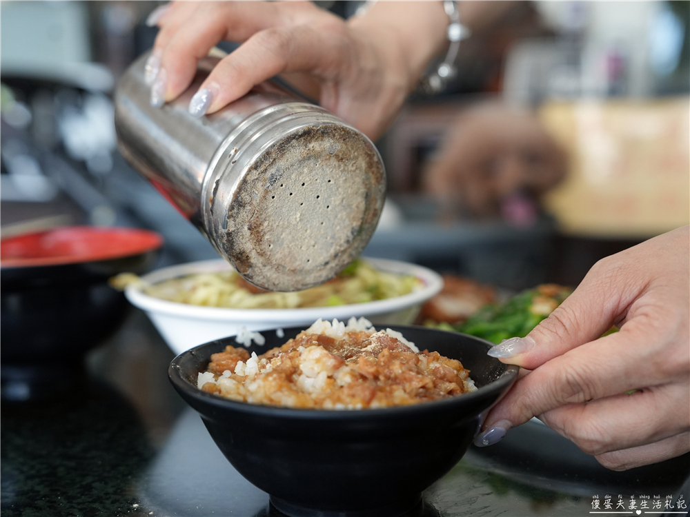 【苗栗後龍美食】『彭家滷肉飯』在地人氣小吃!滷肉飯、紅糟肉涮嘴必點! @傻蛋夫妻生活札記 【苗栗後龍美食】『彭家滷肉飯』在地人氣小吃!滷肉飯、紅糟肉涮嘴必點! @傻蛋夫妻生活札記